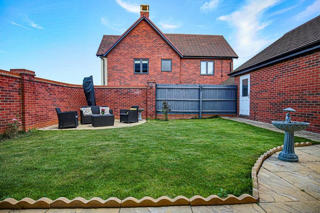 Luxury Detached House With Pool Table, Free Parking, Fast Wifi, Smart Tvs And Garden By Yoko Property Villa Milton Keynes Esterno foto